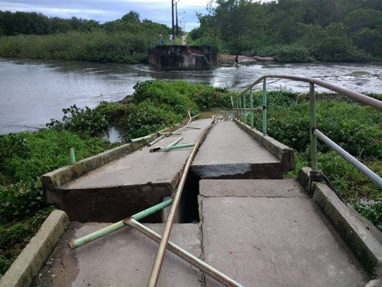 Ponte sobre o Rio Jucu desaba em Vila Velha