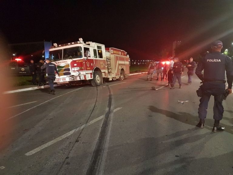 Bombeiro furta caminhão de resgate, dirige 20 km e é parado a tiros