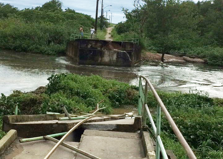 Ponte da Madalena derrubada pela chuva será reconstruída pelo Estado