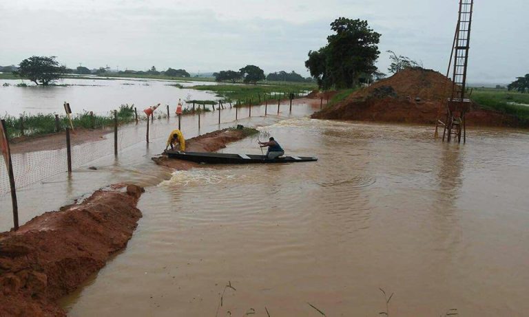 Alagamento provoca interdição de ponte em estrada de Itapemirim