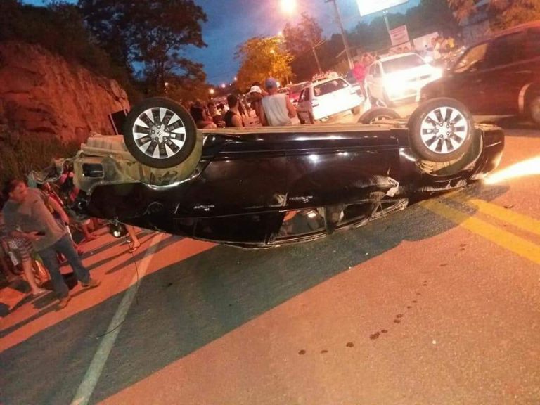 Seis feridos em acidente envolvendo três carros em Cachoeiro
