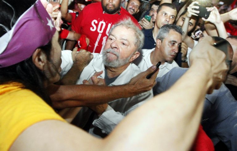Lula em Vitória: ex-presidente é recebido por militantes na Praça Costa Pereira