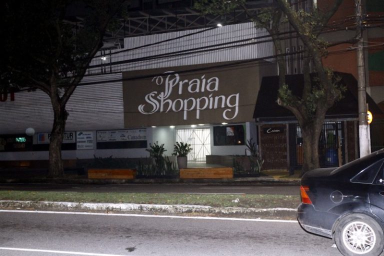 Fumaça em shopping chama atenção de populares na Praia do Canto