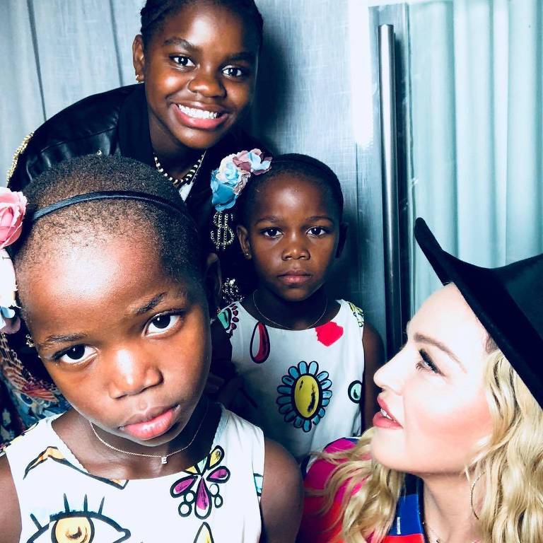 Madonna mostra filhas gêmeas cantando funk ‘Bumbum Granada’ em português