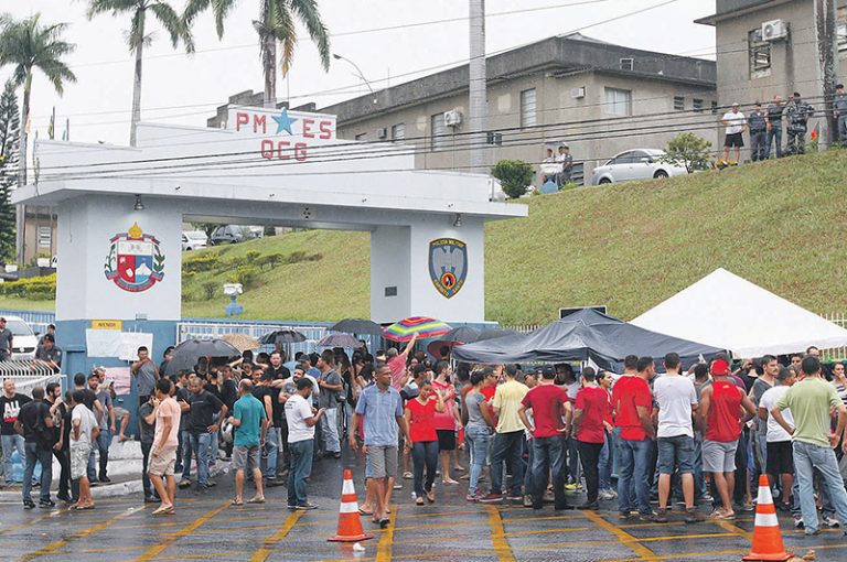 Cinco oficiais da PM respondem a processos que podem levar a demissões
