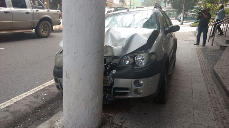 Carro invade calçada e atropela pedestre no Centro