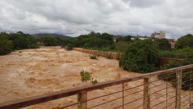 Nível de rio sobe um metro e meio e deixa cidade em alerta no Estado