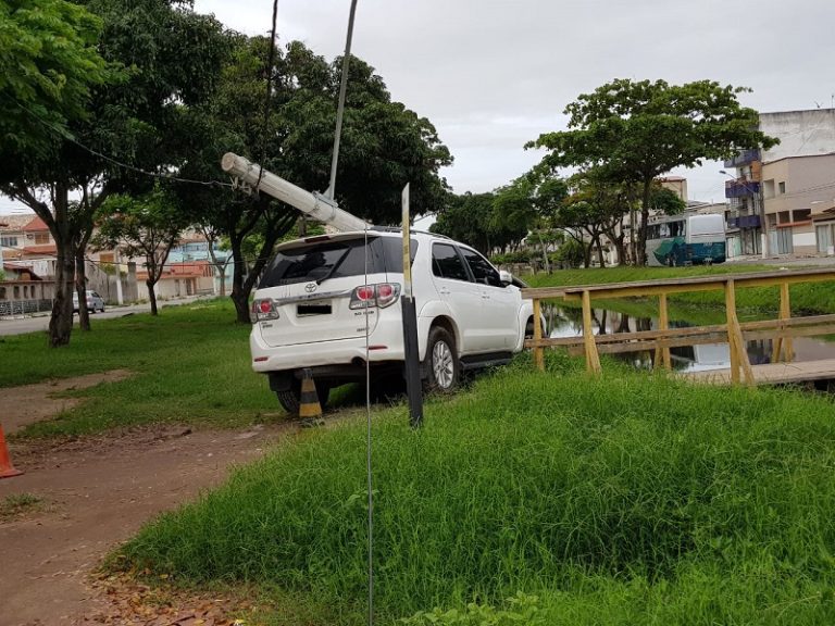 Carro derruba poste e quase cai em valão