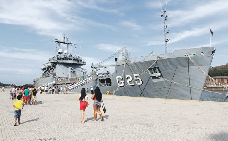 Visita a navio de guerra domingo e segunda em Vitória