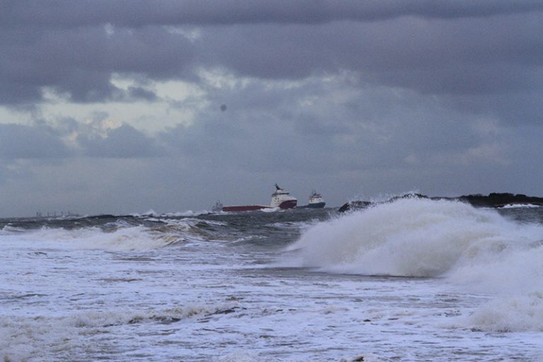 Ventos fortes e ondas de até 5 metros neste fim de semana