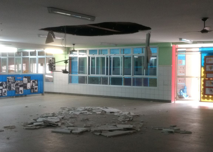 Parte de cobertura de gesso cai em creche municipal de Vitória