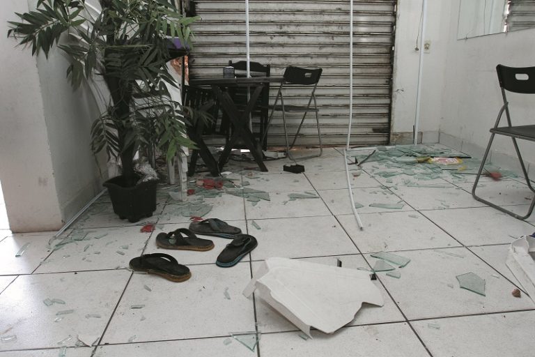 Dono de lanchonete morre após caminhonete invadir estabelecimento