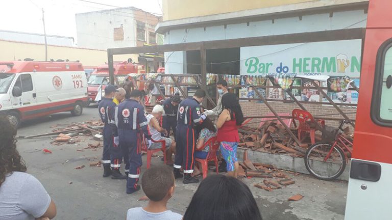 Caminhão bate em bar e deixa cinco feridos