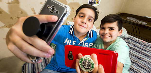 Anel e pulseira para celular viram estratégia de defesa contra furtos