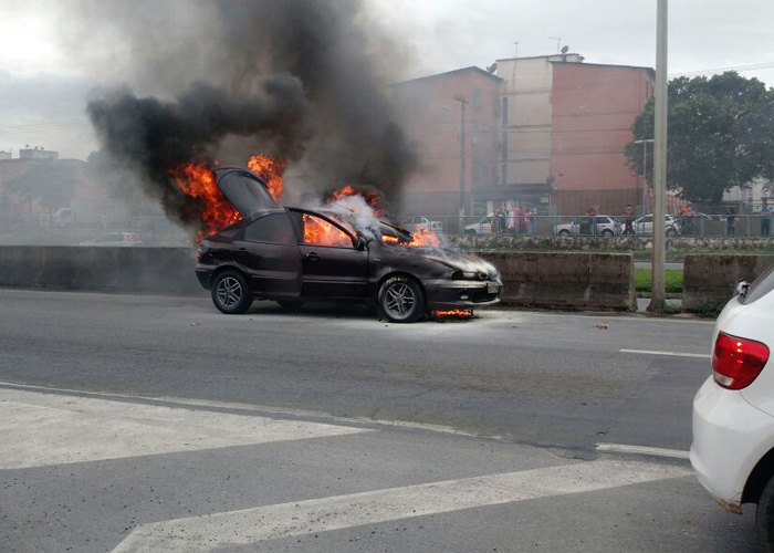 Carro pega fogo na Rodovia do Contorno, na Serra