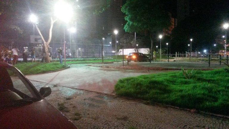 Motorista invade praça e atropela duas pessoas