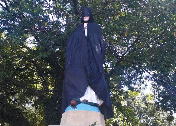 Imagem de santa amanhece vestida com roupa do Batman e revolta católicos