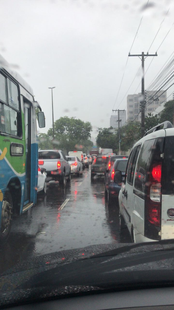 Motorista bate em poste e interdita avenida
