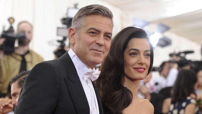 George Clooney dá fones a passageiros em avião para abafar choro dos filhos