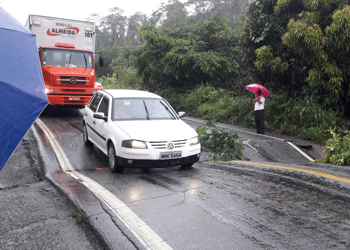 Asfalto cede com novas chuvas e trecho da BR-101 pode ser interditado