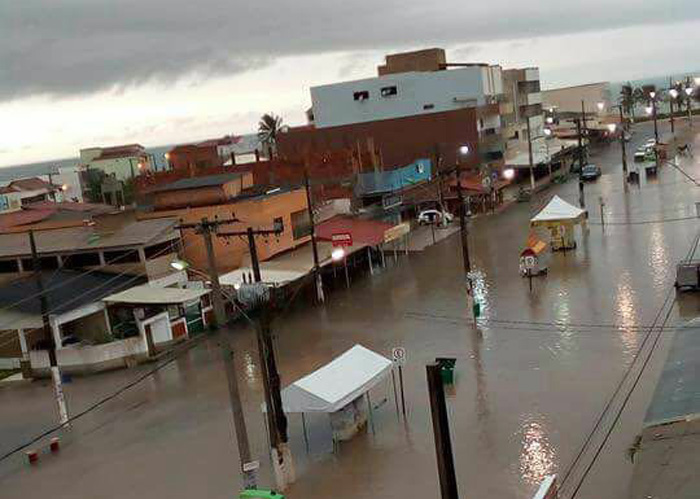 Forte chuva alaga ruas e traz prejuízos no Norte do Estado