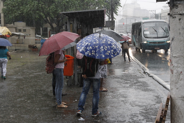 Risco de chuva forte e deslizamentos de terra