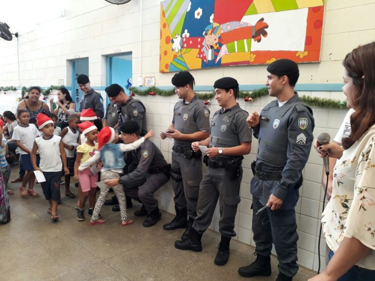 Policiais promovem festa de natal para alunos de Serra