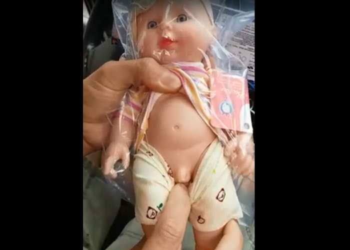 Distribuição de bonecas transex provoca revolta de pais