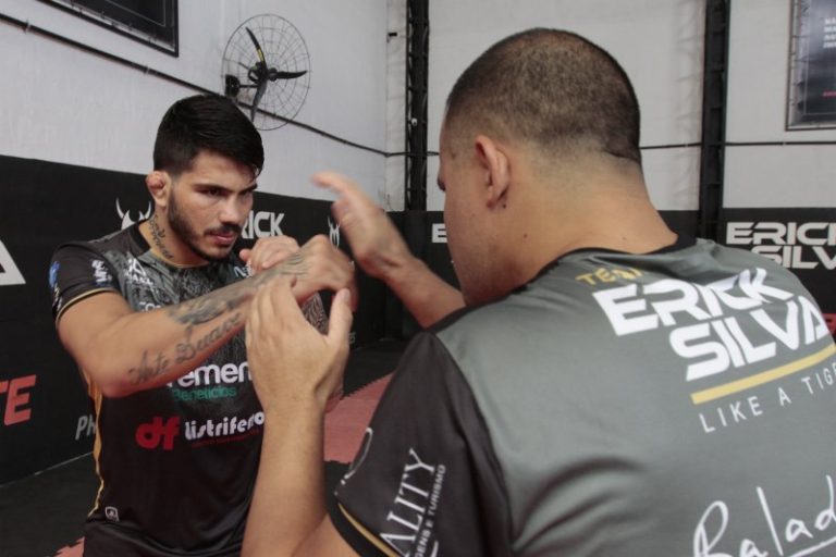 Erick Silva luta pela sobrevivência no UFC