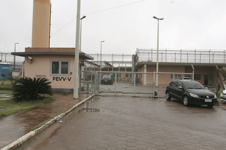 Quatro detentos fogem pelo telhado em presídio de Vila Velha