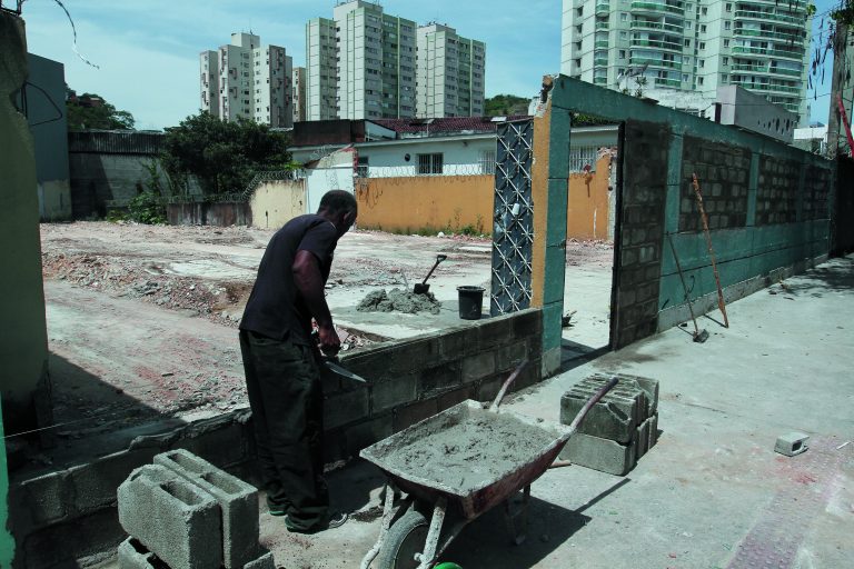 Casarão usado por usuários de drogas é demolido