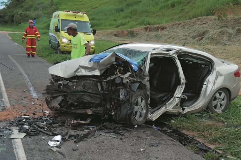 Motorista morre em acidente na BR-101 em Atílio Vivácqua