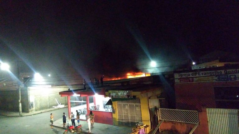 Incêndio atinge garagem de empresa de transporte na Serra