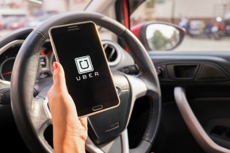 Motorista do Uber é assaltado com arma na cabeça na frente de casa