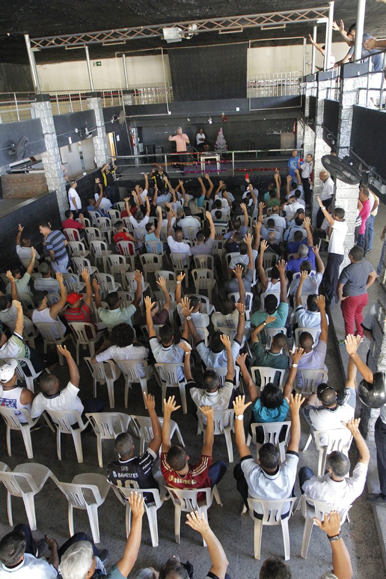 Motoristas de ônibus rejeitam proposta de reajuste e mantêm aviso de greve