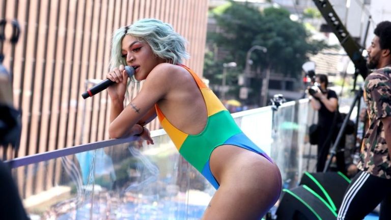 Organizadora de show de Pabllo Vittar não recolhe lixo e é multada por Doria