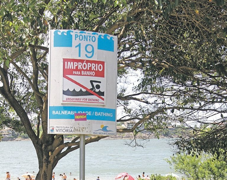 Praia badalada de Vitória está imprópria para banho