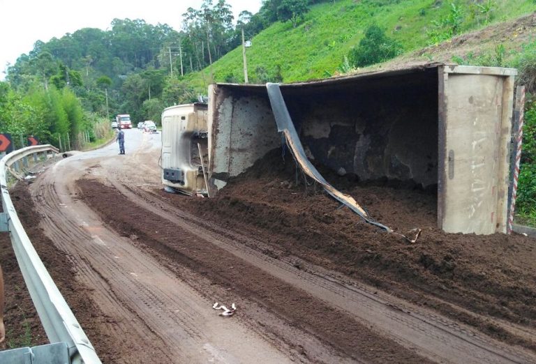 Caminhoneiro morre em acidente em Santa Teresa