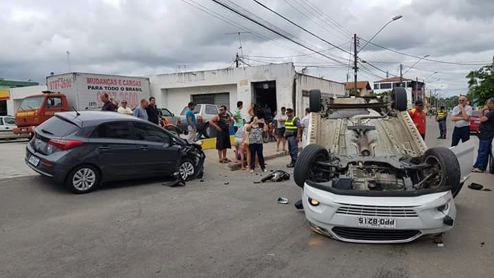 Motorista passa mal, bate em dois carros e atropela pedestre em Jacaraipe