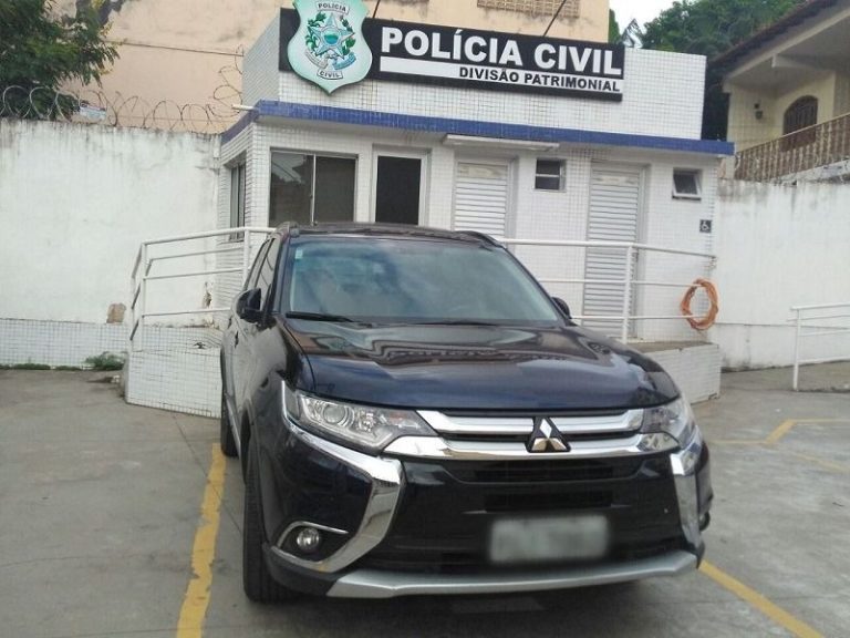 Homem é preso ao tentar transferir carro com documento falso