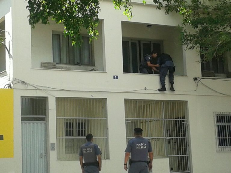 Dona de casa é atacada por namorado e resgatada por policiais em Cariacica