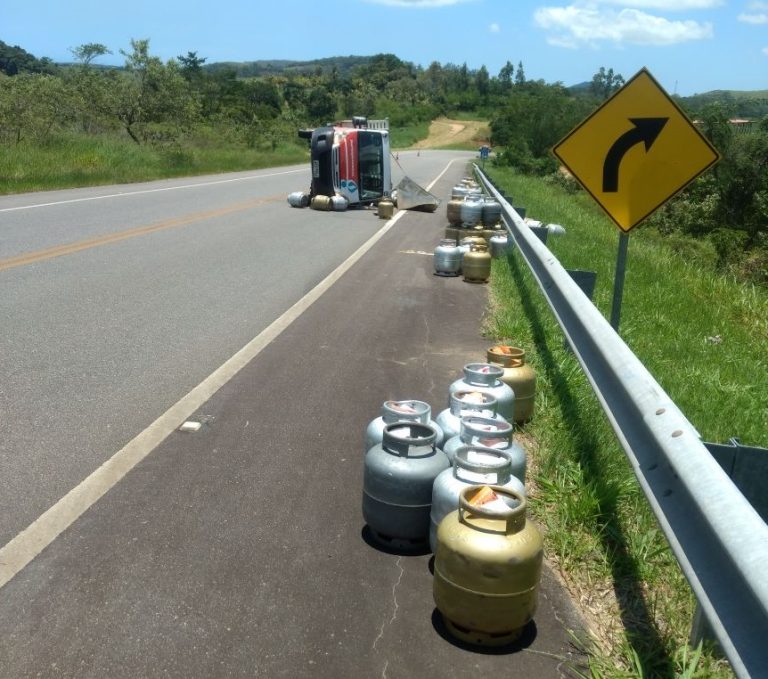 Caminhão de gás tomba em acidente na Rodovia do Sol