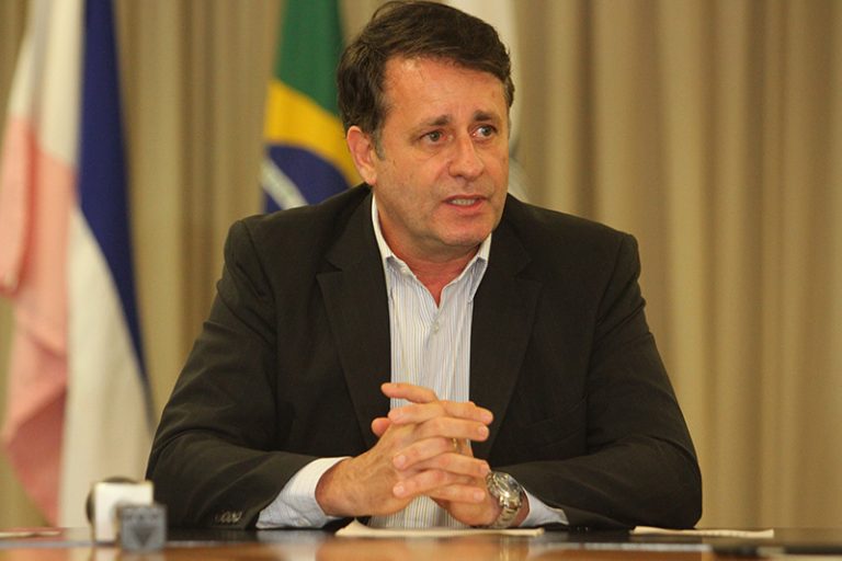 Luciano vai manter maior salário entre os prefeitos