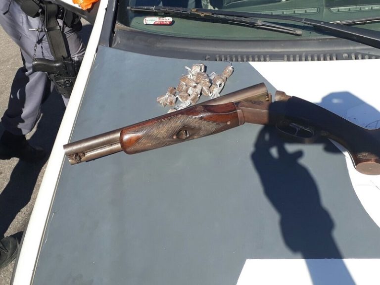 Criminosos armam emboscada e trocam tiros com PMs na Serra