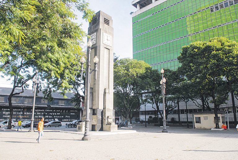 Relógio da Praça Oito volta a funcionar depois de ser restaurado