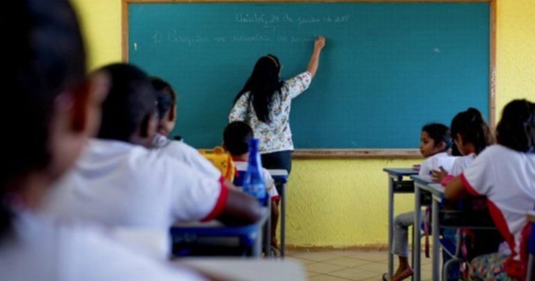 Analfabetismo entre pessoas pretas e pardas é mais que o dobro do que entre as brancas, diz IBGE