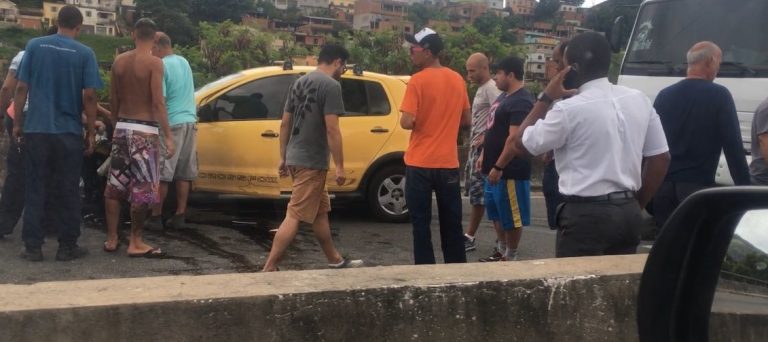 Acidente entre quatro veículos deixa trânsito lento na Segunda Ponte