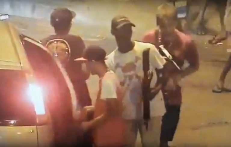 Câmeras flagram bandidos fortemente armados em morro de Vitória