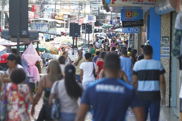Supermercados e lojas abertos neste domingo