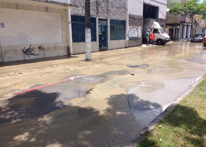 Vazamento de água inunda rua e interdita o trânsito em Vitória